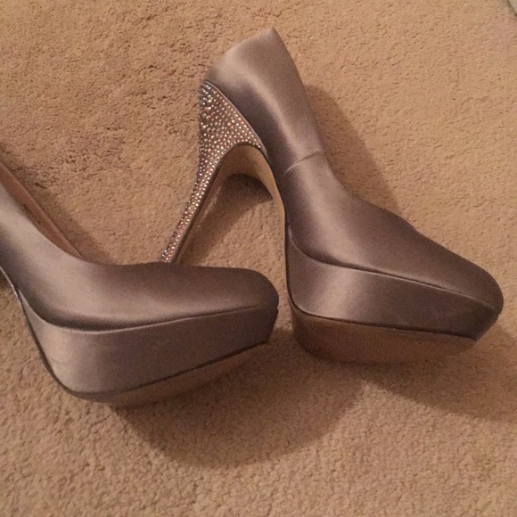 Steve Madden silver satin rhinestone heel - Picture 6 of 6